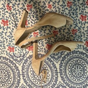 Gianni Bini Tan Heels Elegant Design